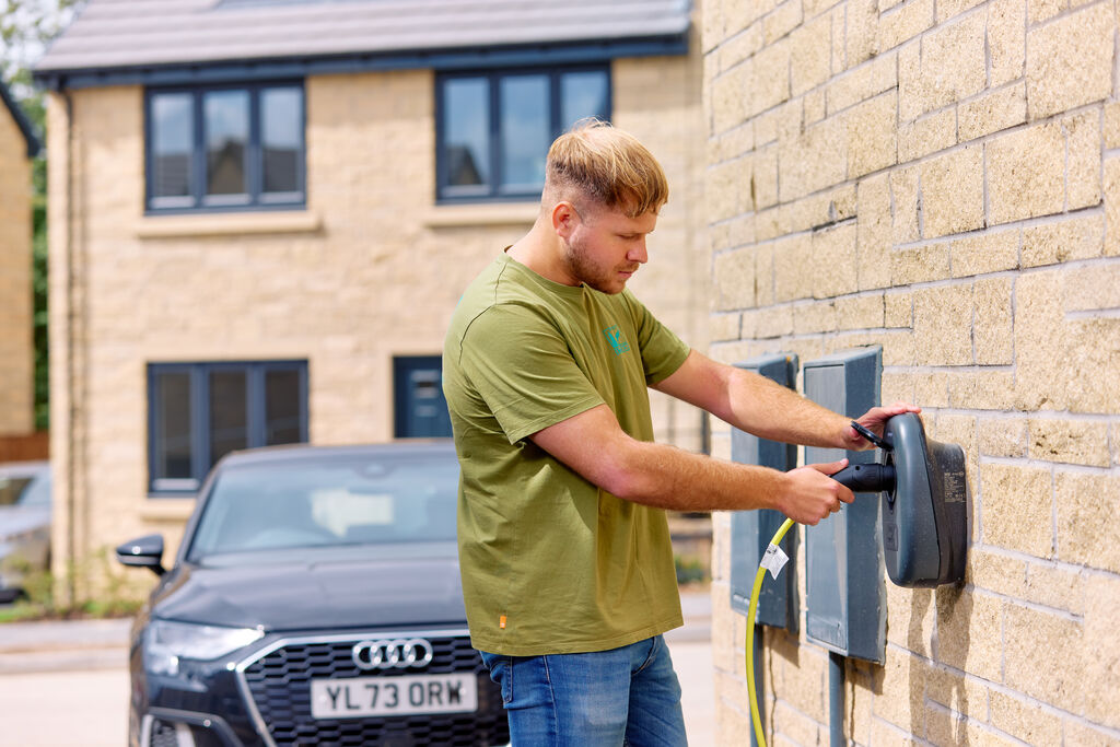 2024-Summer-Lifestyle-EV-charger-close-up-66337.jpg